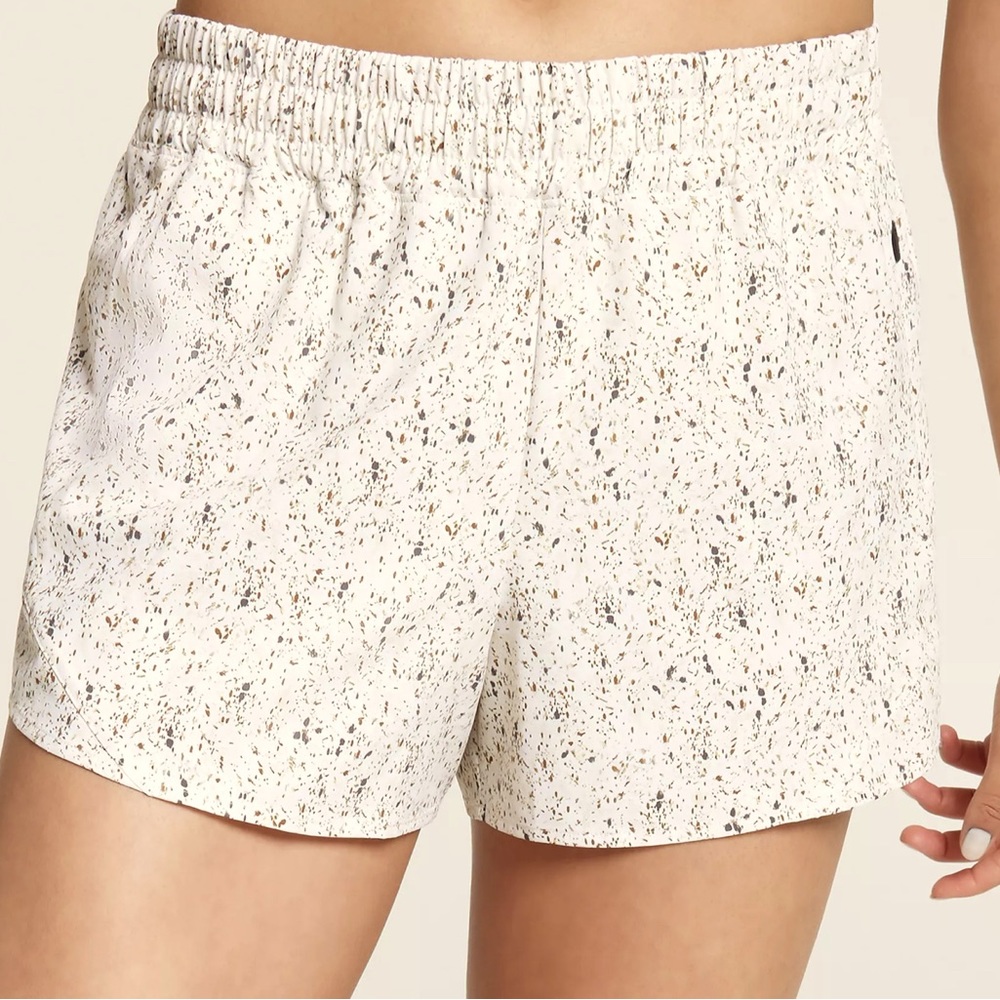 NWT CALIA Womens Mid Rise Infinity Run Short - Freckle Dot Unbleached - Size XXL